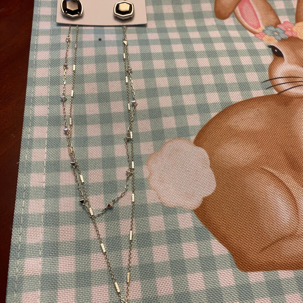 Kendra Scott necklace